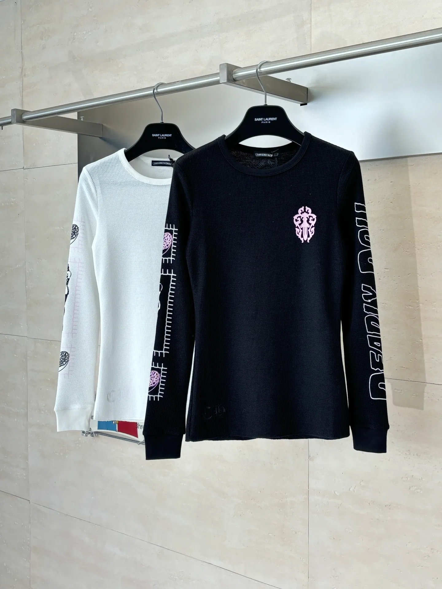 P266 (Slim fit women's style) Chrome Heart*/Ch character Sanskrit printed waffle long-sleeved T-shirt is woven with 32-count blended yarn. The fabric composition is 30% cotton and 70% polyester, with a weight of 220 grams. It ensures a stiff fit while taking into account the skin-friendly properties of cotton fiber and the anti-wrinkle and easy-care properties of polyester. The body of the garment adopts a waffle knitted structure, forming a three-dimensional texture and good breathability and moisture removal. Screen printing technology is used in the printing process to accurately present the brand's iconic Gothic fonts, totem patterns and character patterns on the front, back and sleeves of the garment. The printing layer has strong adhesion and the pattern outline is clear. Size: S/M/L